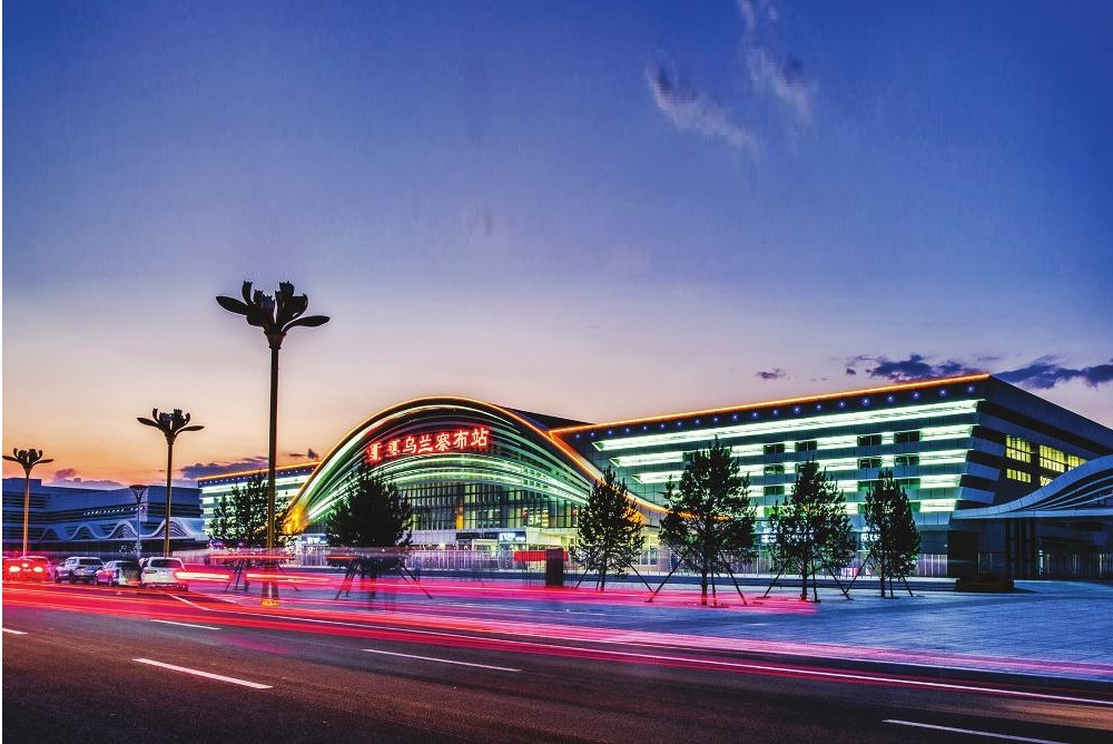 夜晚下的乌兰察布站