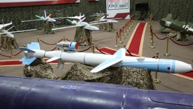 胡塞武装公开展示装备的巡航导弹、自杀式无人机等武器 