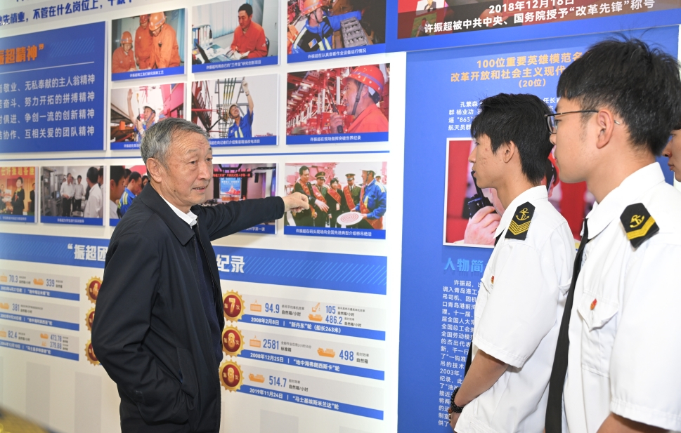 许振超（左）为青岛港湾职业技术学院学生传授知识 