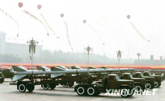 图为1984年10月1日，地空导弹方阵通过天安门广