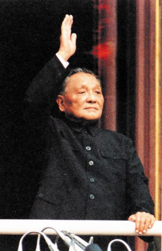 1984年10月1日，邓小平在天安门城楼上 