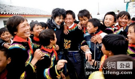 中国大使张曼玉探访山区孩子们