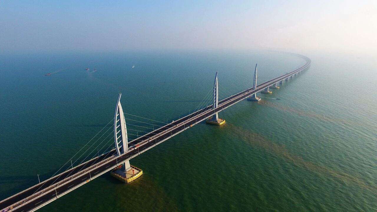 港珠澳大桥江海直达船通航桥“海豚三塔”景观