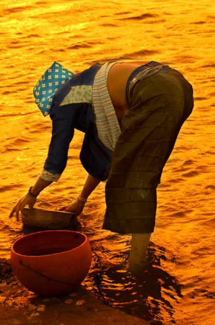 在海边洗海蛤的老惠安女