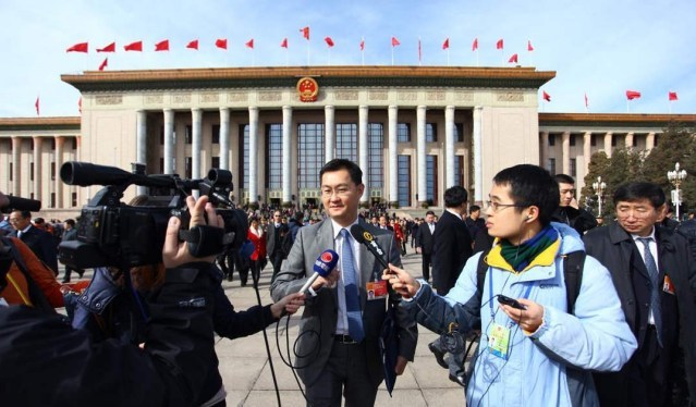2015年3月3日，马化腾在参加人大预备会接受记者采访