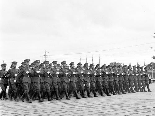 1955年，身着新式军装的坦克学校军官队伍通过天安门广场 