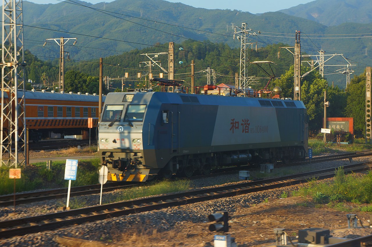 和谐1C型电力机车于来舟折返点