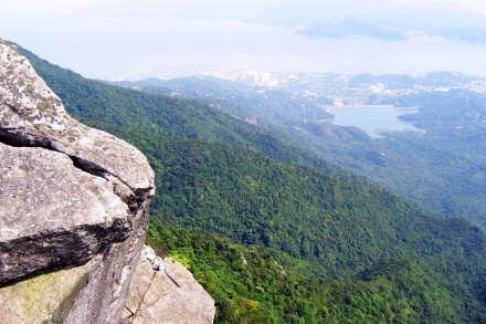 三面环水的排牙山