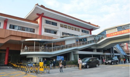 2016年，皇岗口岸出入境旅客3053.7万人次