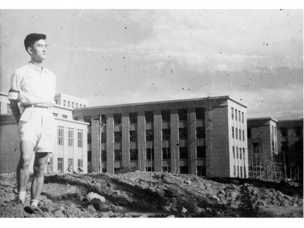 关肇邺1957年在清华大学主楼西区留影 
