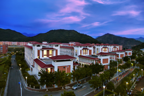学校傍晚的美丽风景