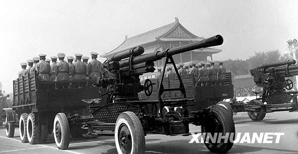 1950年10月1日，中国人民解放军炮兵部队通过天