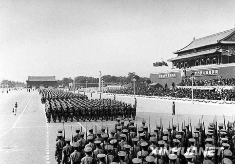 1950年10月1日，中国人民解放军步兵部队接受检