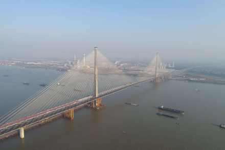 芜湖长江公路二桥呈东南至西北方向布置