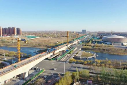 跨北华路悬浇梁桥合龙