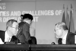 联合国秘书长潘基文(前左)