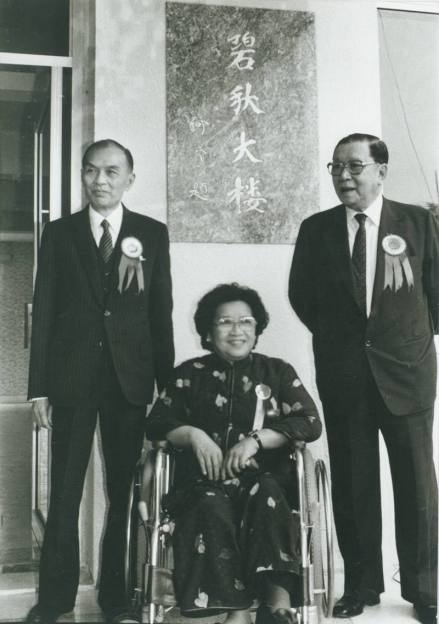 何添（左）