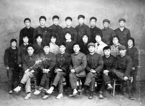 许海峰（后排右四）下乡当知青时的留影