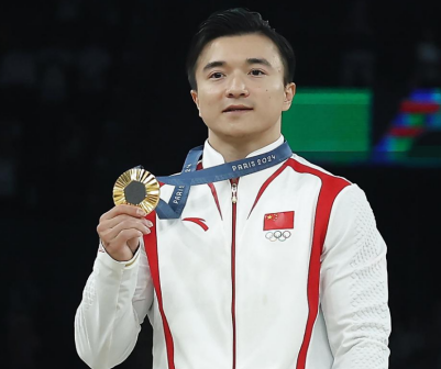 冠军中国选手刘洋在颁奖仪式上