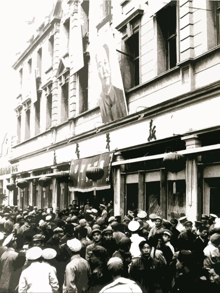 1951年读者在王府井书店门前等待购买《毛泽东选集》第一卷