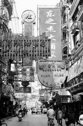 店招林立的乍浦路