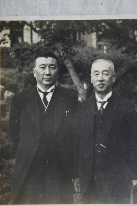 刘鸿生（左）