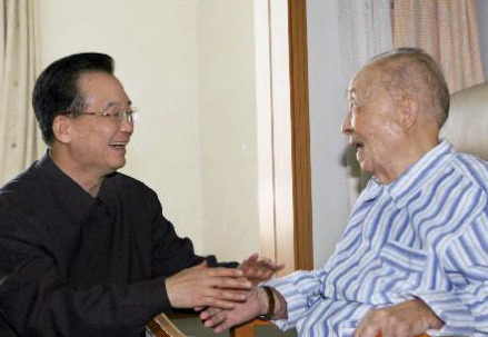 2006年，温家宝探望孙起孟同志