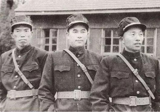 左起：梁兴初、江拥辉、刘西元入朝初期合影 