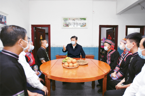 在郴州汝城文明瑶族乡沙洲瑶族村，习近平同村民朱小红一家拉家常