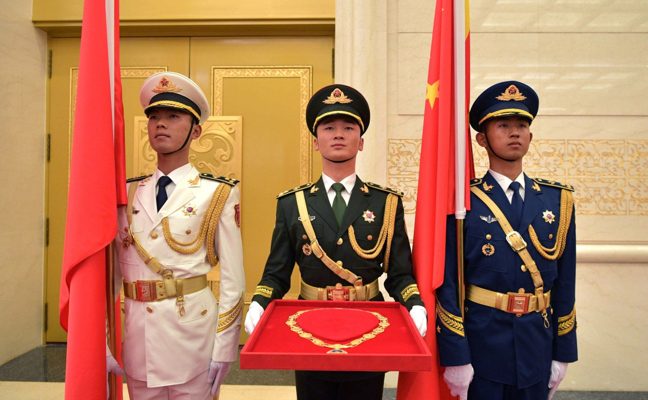 中国人民解放军三军仪仗队护卫下的友谊勋章