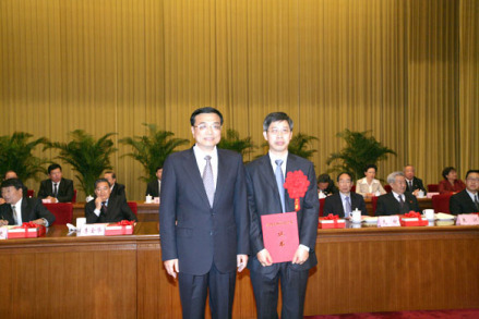 李克强副总理为邓运华颁奖 