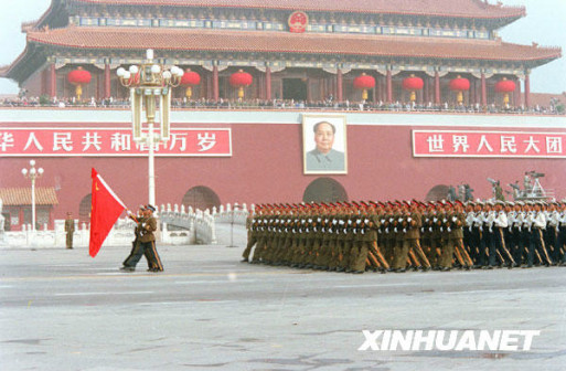 图为1984年10月1日，三军仪仗队通过天安门广场