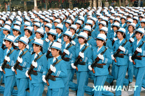 图为1984年10月1日，女民兵方阵通过天安门广场