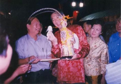 徐竹初木偶艺术展在新加坡举办，新加坡总理李显龙亲临现场欣赏