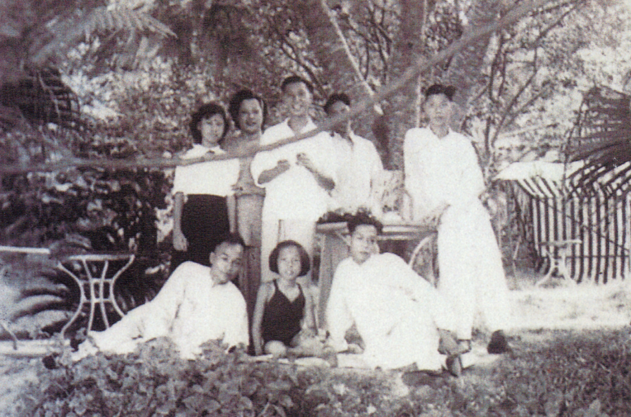 20世纪40年代末，李兆基（右一）在香港浅水湾与亲戚合影