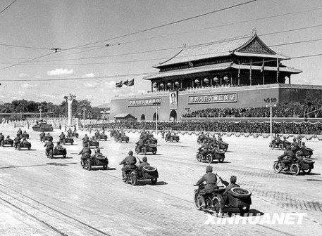 1951年10月1日，中国人民解放军摩托化部队通过