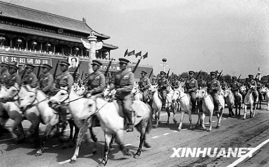 1950年10月1日，中国人民解放军骑兵部队通过天