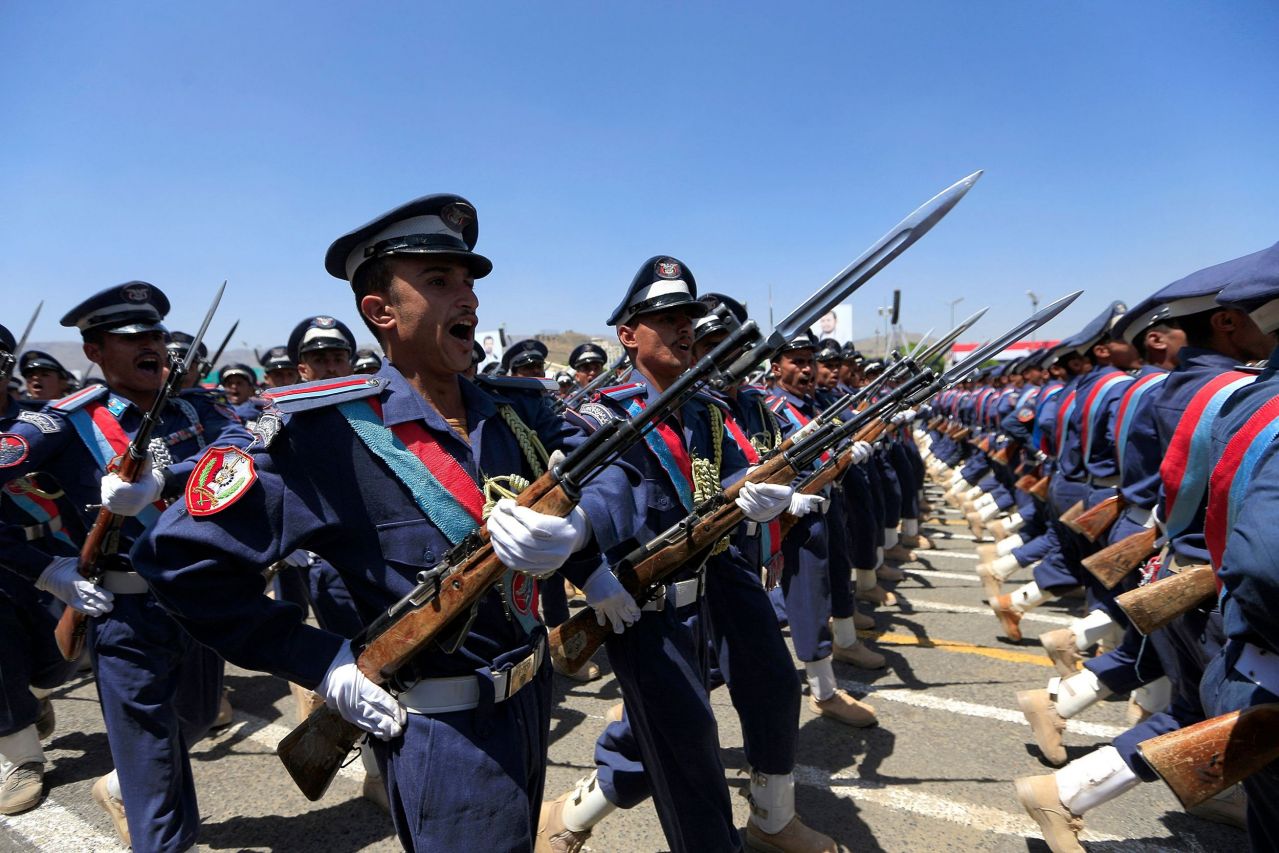 胡塞武装士兵在官方阅兵式上行进