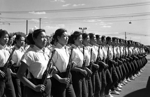 1958年，国庆阅兵式上，女民兵方队通过天安门广场 