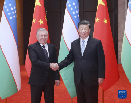 习近平与乌兹别克斯坦总统米尔济约耶夫合影留念