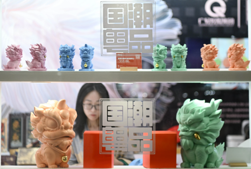 5月23日，观众在第二十届文博会“文创中国”展区观看文创产品