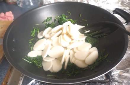 荠菜炒年糕