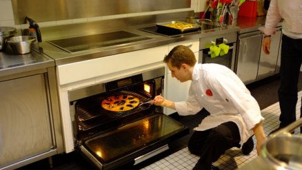 厨师在制作西班牙海鲜饭