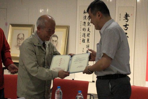 文科图书馆馆长颁发证书