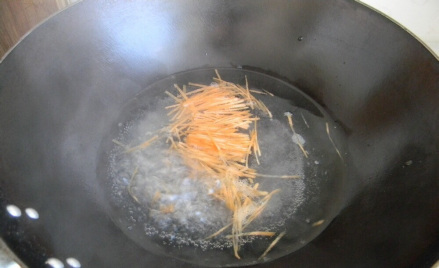 烧开水把蔬菜焯一下