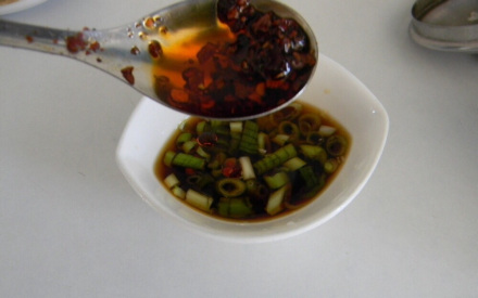 加盐、酱油、凉白开、香油、醋、味精、姜粉、胡椒粉调味