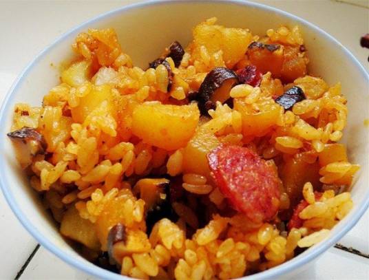 土豆腊肠焖饭