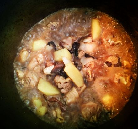 放土豆、蘑菇、豆腐皮，焖制5分钟