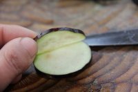 步骤10 茄子切连刀片、中间不要切断