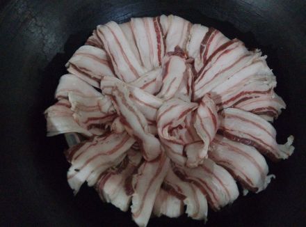 以优质五花肉作为原料